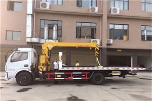 色达附近汽车轮胎更换